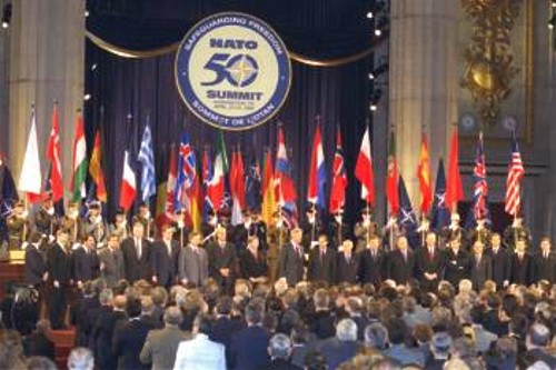 Το 1999 στη σύνοδο κορυφής του ΝΑΤΟ στην Ουάσιγκτον οι ηγέτες των χωρών - μελών του, εν μέσω βομβαρδισμών κατά της Γιουγκοσλαβίας, γιόρτασαν τα 50 χρόνια του ΝΑΤΟ υιοθετώντας την αμερικανική πρόταση για «νέο δόγμα» της νέας χιλιετίας. Σε λίγες μέρες, στις 19-20 Νοέμβρη 2010 στη Λισαβόνα θα το εξειδικεύσουν παραπέρα στην κατεύθυνση της εδραίωσης του ΝΑΤΟ ως παγκόσμιας κατασταλτικής δύναμης