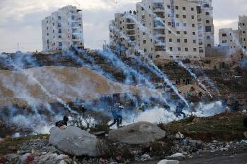 «Βροχή» από δακρυγόνα στη Ραμάλα ενάντια σε νεαρούς Παλαιστίνιους