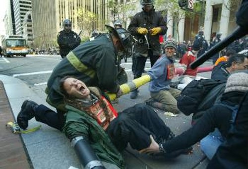 Τη βαρβαρότητα της αστυνομίας συνάντησαν οι διαδηλωτές σε διάφορες πολιτείες των ΗΠΑ
