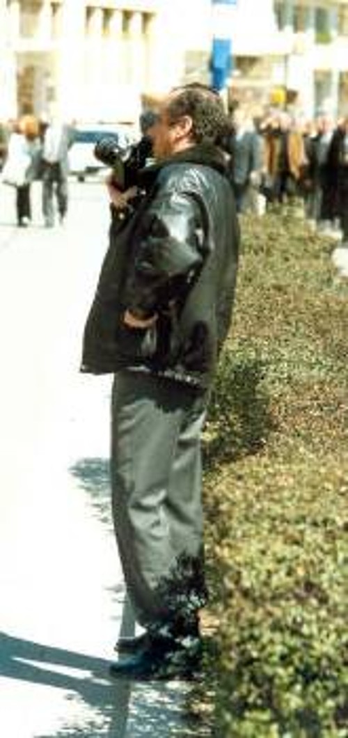 25/3/2003. Ασφαλίτης «φακελώνει» διαδηλωτές στις αντιπολεμικές κινητοποιήσεις ενάντια στον πόλεμο στο Ιράκ...