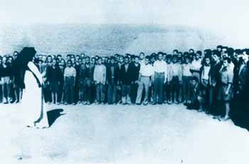 1949: Παιδιά παρακολουθούν το «θείο κήρυγμα» του Αρχιμανδρίτη Κορνάρου