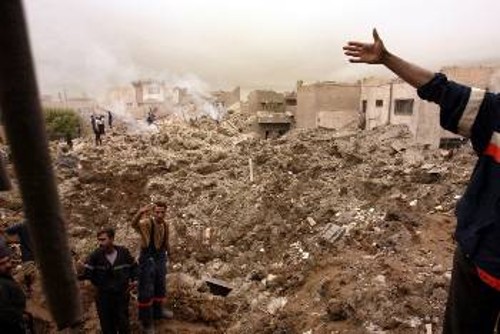 Αυτοί που βομβάρδισαν με βόμβες απεμπλουτισμένου ουρανίου τη Γιουγκοσλαβία και ισοπέδωσαν πρόσφατα τη Βαγδάτη και άλλες πόλεις του Ιράκ δεν πρόκειται να λύσουν τα περιβαλλοντικά προβλήματα που δημιουργεί ο αμερικάνικος και ευρωπαϊκός ιμπεριαλισμός