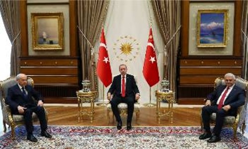 Ερντογάν, Μπαχτσελί και ο πρωθυπουργός Γιλντιρίμ (η θέση του οποίου σταματά να υπάρχει με το προεδρικό σύστημα) συναντήθηκαν προχτές στην Αγκυρα
