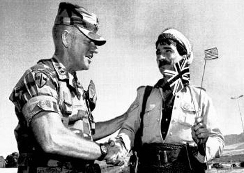 Ο Τζ. Γκάρνερ στην προηγούμενη εισβολή του 1991 κάπου στο Βόρειο Μέτωπο με έναν Κούρδο πολέμαρχο