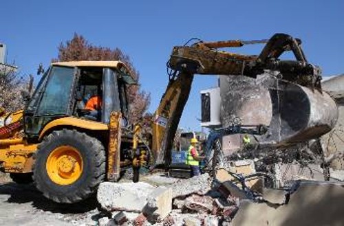 Κατεδάφιση καμένων σπιτιών. Η ανέγερση νέων παραμένει ακόμα ερώτημα...