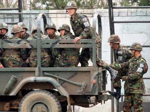 Νοτιοκορεάτες στρατιώτες που περιπολούν στην ουδέτερη ζώνη