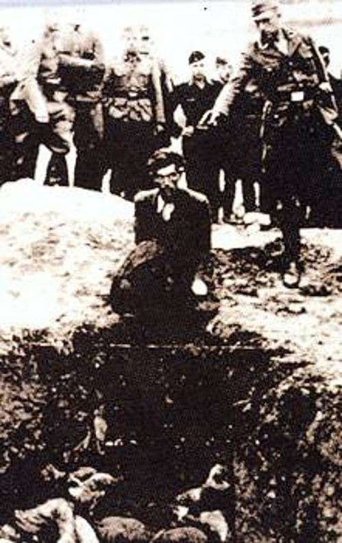 Γερμανός της μονάδας εθελοντών ειδικής δράσης «Einzatsgruppen» εκτελεί Ρώσο μπροστά σε ομαδικό τάφο