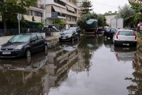 ΚΑΛΛΙΘΕΑ: Πλημμυρισμένοι δρόμοι και σπίτια, δίπλα στο Ιδρυμα «Στ. Νιάρχος»