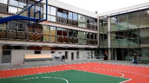 Το προαύλιο του σχολείου χωράει μόλις μισό γήπεδο μπάσκετ