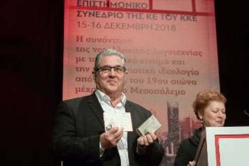 Η Μ. Σιδηροπούλου παραδίδει το κομματικό βιβλιάριο και την ταυτότητα της ΠΕΑΕΑ