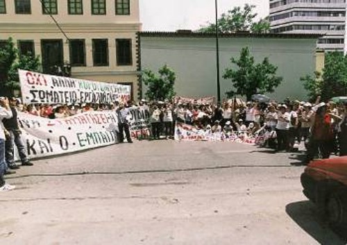 Από τη συνάντηση των εργατών της «ΑΓΝΟ» με τις εργάτριες της «ΣΙΣΣΕΡ» έξω από το υπουργείο Εργασίας