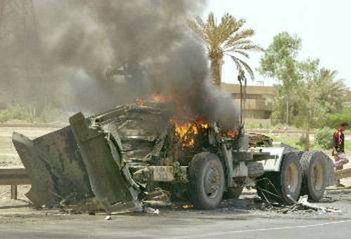 Το αμερικανικό στρατιωτικό όχημα φλέγεται, αφού πυρπολήθηκε από Ιρακινούς