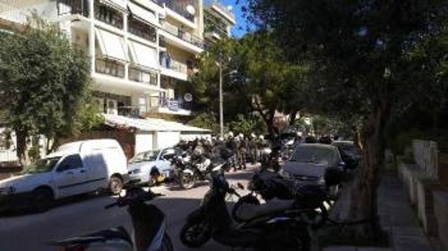 Υπό την επίβλεψη της αστυνομίας κρανοφόροι φασίστες συγκεντρώνονται στην οδό Μεταμορφώσεως, στις Τζιτζιφιές...