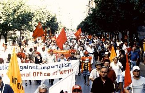 Παρόντες και οι 50 συνδικαλιστές από 16 χώρες, που ανταποκρίθηκαν στο κάλεσμα του ΠΑΜΕ και πορεύτηκαν με το πανό του Ευρωπαϊκού Γραφείου της Παγκόσμιας Συνδικαλιστικής Ομοσπονδίας