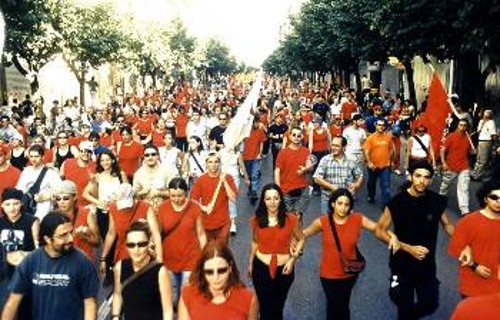 Και νιάτα, πολλά νιάτα. Οπου κι αν γυρνούσες το κεφάλι, νέα παιδιά στη διαδήλωση. Με τις σημαίες του ΠΑΜΕ, της «Δράσης», του ΚΚΕ και της ΚΝΕ