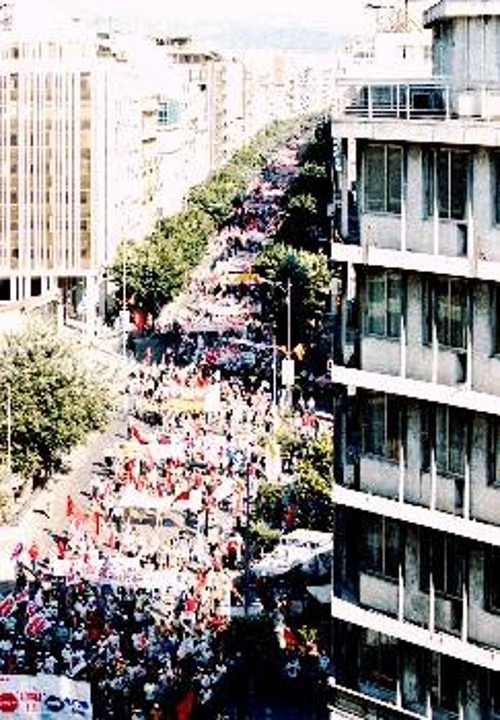 «Ποτάμι» η διαδήλωση και στην Τσιμισκή απ' άκρη σ' άκρη. Να το ομολογήσουμε: Οι φωτογράφοι παιδεύτηκαν για να καταγράψουν αυτό το μεγαλείο