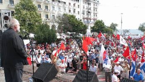 Κατάμεστη και η πλατεία Αριστοτέλους από νωρίς το μεσημέρι, πριν ακόμα αρχίσουν να έρχονται τα πούλμαν με τους διαδηλωτές απ' όλη τη χώρα. Εδώ, στο βήμα, ο Κ. Καζάκος