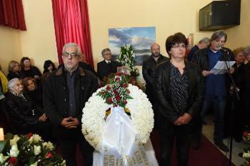 Στην τιμητική φρουρά τα μέλη του ΠΓ της ΚΕ του ΚΚΕ, Λουίζα Ράζου και Νίκος Σοφιανός