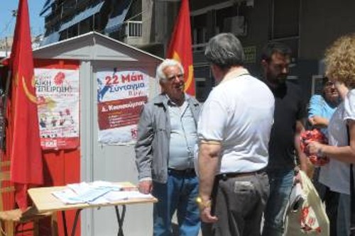 Στο εκλογικό περίπτερο του ΚΚΕ στα Πετράλωνα