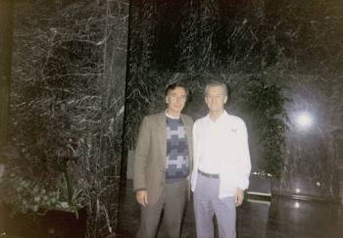 Ο συνεργάτης της σκακιστικής στήλης του «Ρ» και του «902 TV», με τον κοσμοναύτη και σκακιστή Β. Σεβαστιάνοβ στη Θεσσαλονίκη