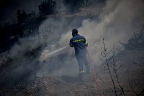 Πυροσβέστης στο έργο της κατάσβεσης