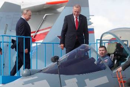 Ο Ερντογάν παρατηρεί το ρωσικό «Su-57»