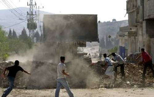 Με τις πέτρες ενάντια στην μπουλντόζα του ισραηλινού στρατού