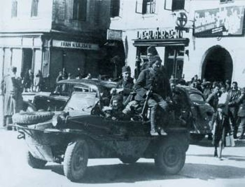 Πράγα 1944: Μπροστά στο αρχηγείο των ανταρτών