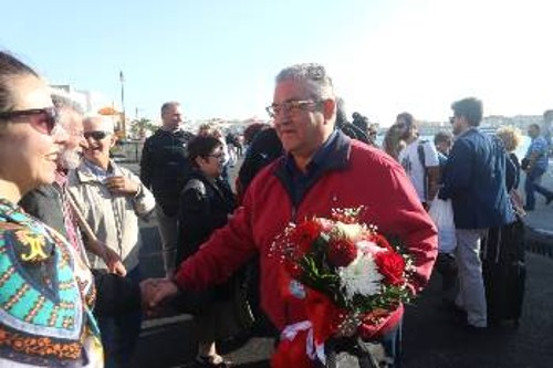 Η υποδοχή του Δ. Κουτσούμπα και άλλων στελεχών του Κόμματος στη Σύρο πηγαίνοντας για την Γυάρο