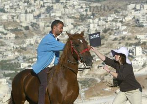 Ισραηλίτισσα μέλος φιλειρηνικής οργάνωσης δίνει ένα φυλλάδιο σε Παλαιστίνιο