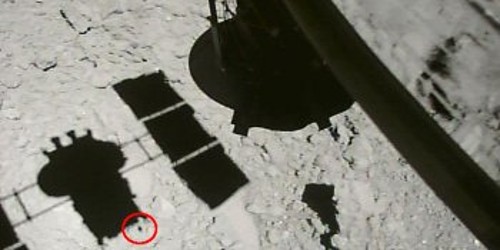 Καθώς πλησιάζει στην επιφάνεια του Ριούγκου, το «Χαγιαμπούσα 2» φωτογραφίζει μαζί με τ' άλλα και τη σκιά του. Σε κόκκινο κύκλο το σημείο στόχος για την προσεδάφιση