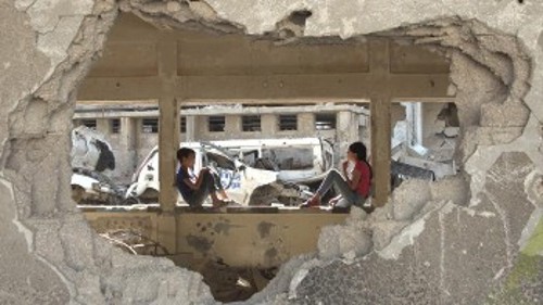 Σκηνή από το ντοκιμαντέρ «Χάλκινα ίχνη ενός ονείρου», του Ρεζά Φαραχμάντ. Σε μια ισοπεδωμένη πόλη της Συρίας, μια παρέα παιδιών μαζεύει χαλκό από τα κατεστραμμένα σπίτια με στόχο να μαζέψουν λεφτά για μια συναυλία