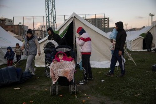 Εκατοντάδες οικογένειες διανυκτερεύουν σε σκηνές