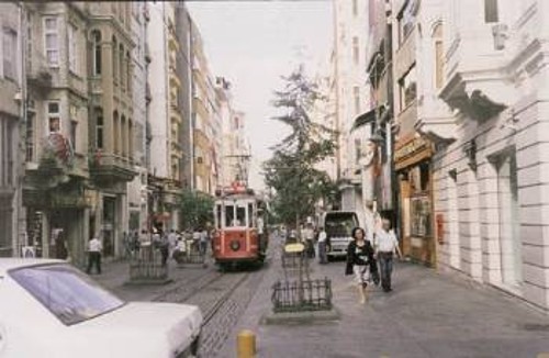Το τραμ που καταλήγει στη γνωστή πλατεία Ταξίμ