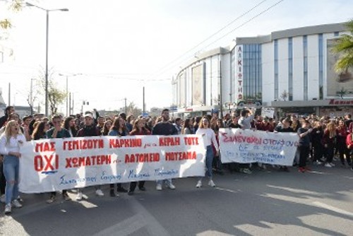 «Μας γεμίζουν καρκίνο για τα κέρδη τους» λένε οι μαθητές της Πετρούπολης