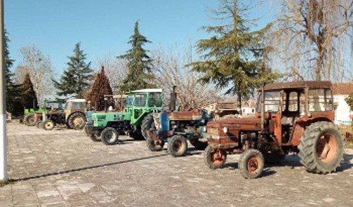 Τρακτέρ έχουν ήδη αρχίσει να μαζεύονται στις πλατείες των χωριών της Καρδίτσας