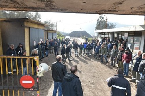 Από τη χτεσινή συγκέντρωση αλληλεγγύης στην πύλη του εργοστασίου στη Λάρυμνα με την παρουσία προέδρων Ομοσπονδιών