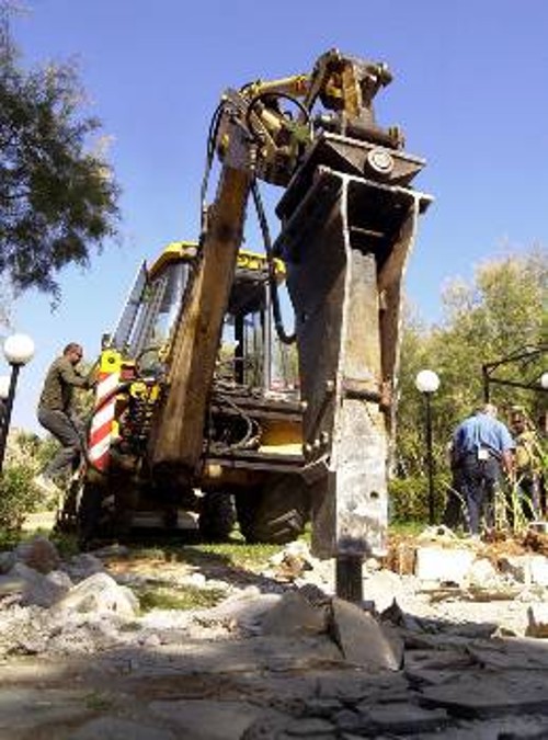 Στον καπιταλισμό, η πορεία των κατασκευών και κατά συνέπεια η τύχη των εργατών του κλάδου, υποτάσσονται στο κυνήγι του κέρδους των μονοπωλίων