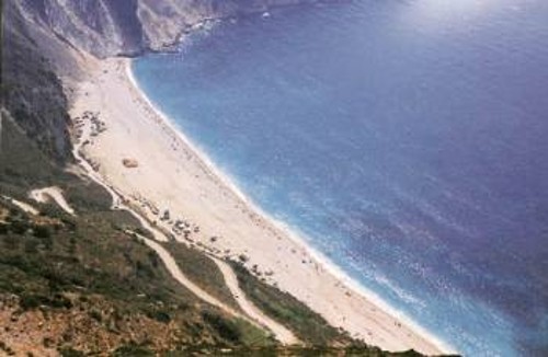 Η επιβλητική και συνάμα μαγευτική παραλία του Μύρτου