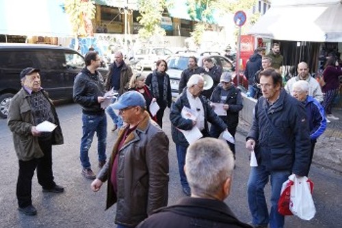 Από την εξόρμηση που πραγματοποίησαν το Σάββατο στην Κεντρική Αγορά Αθηνών μέλη σωματείων εργαζομένων και συνταξιουχικών οργανώσεων