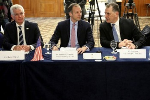 Ο Αμερικανός υφυπουργός Εξωτερικών Φρ. Φάνον (κέντρο) στις συναντήσεις του στην Κύπρο αυτήν τη βδομάδα