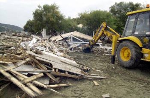 Στιγμιότυπο από τις κατεδαφίσεις κατασκευών στον αιγιαλό