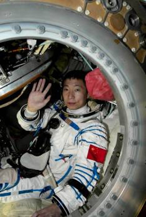 Ο Κινέζος αστροναύτης Γιανγκ Λιουέι χαιρετά μέσα από το θαλαμίσκο μετά την επιτυχή προσγείωση στις στέπες της βορειοδυτικής Κίνας.