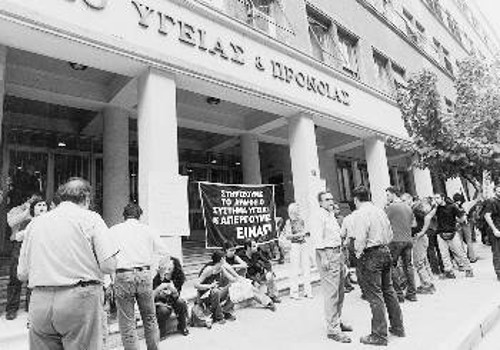 Λίγο πριν τις ανακοινώσεις της κυβέρνησης, οι νοσοκομειακοί γιατροί που απεργούν και σήμερα έκαναν παράσταση στο υπουργείο Υγείας αλλά ο Κ. Στεφανής δεν τους δέχτηκε. Οι απεργιακές επιτροπές των νοσοκομείων Αθήνας - Πειραιά, με ανακοίνωσή, τους καταγγέλλουν τον υπουργό Υγείας