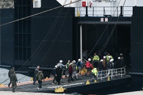 Η πρώτη νίκη του ξεσηκωμού, η αποχώρηση των ΜΑΤ από Λέσβο και Χίο (φωτ.)