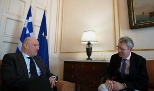 Τον υπουργό Εξωτερικών έσπευσε να συναντήσει ο Πάιατ, την ώρα που η κυβέρνηση δήλωνε σε όλους τους τόνους πως «μετά τις εξελίξεις στο Ιντλίμπ είναι σε διαρκή επικοινωνία με την ΕΕ και το ΝΑΤΟ»