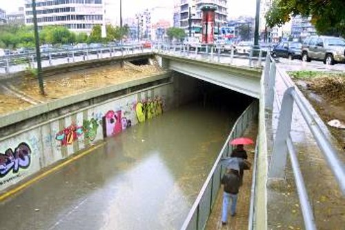 Η γέφυρα της Καλλιρρόης, έγινε ποτάμι...