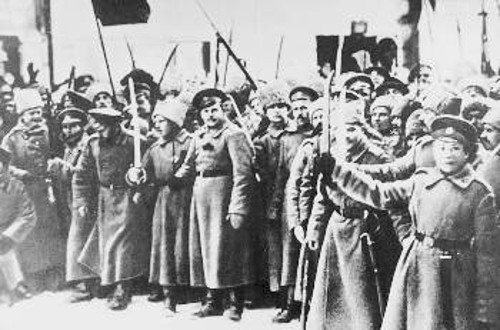 Επαναστατημένα τμήματα της στρατιωτικής φρουράς της Πετρούπολης στους δρόμους της πόλης, το Φλεβάρη του 1917