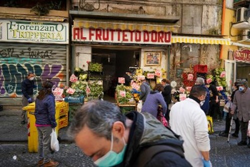 Παρά τα συνεχόμενα θύματα, στην Ιταλία άνοιξαν από χτες τα πρώτα καταστήματα