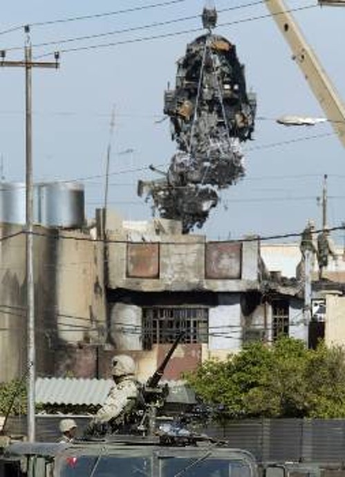 Τα υπολείμματα ενός από τα ελικόπτερα που συνέτριψε η ιρακινή αντίσταση